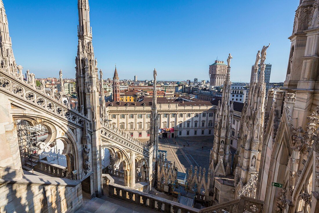 Italien, Lombardei, Mailand, die Türme und Statuen des Doms von der Dachterrasse der Kathedrale mit Blick auf das Museum Palazzo Reale, die Kirche San Gottardo in Corte oder San Gottardo a Palazzo und den Velasca-Turm