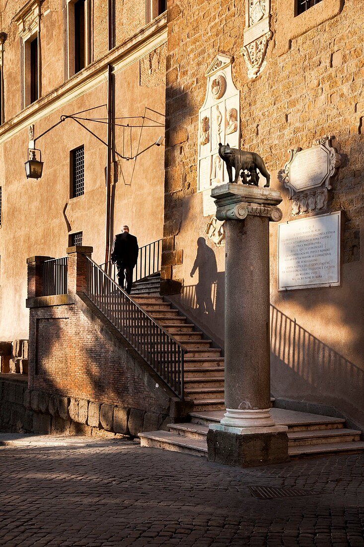 Italien, Latium, Rom, Piazza del Campidoglio, Historisches Zentrum, UNESCO-Weltkulturerbe, Kapitolinische Wölfin auf der Säule vor dem Eingang des Palazzo Senatorio