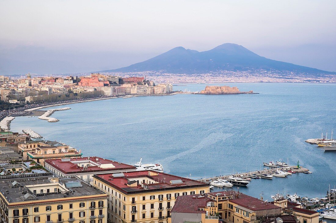 Italien, Kampanien, Neapel, der Golf von Neapel am Fuße des Vesuvs, Panoramablick vom Hügel Posillipo