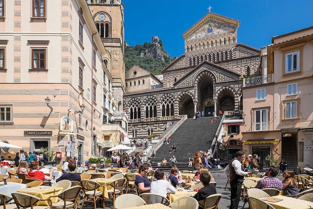 Italien, Region Kampanien, Amalfiküste, UNESCO-Weltkulturerbe, Amalfi, Piazza Duomo und der Dom
