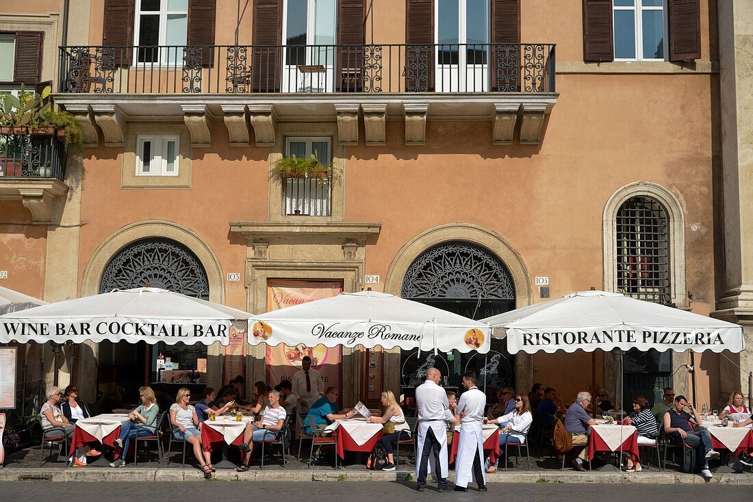Italien, Latium, Rom, Historisches Zentrum, UNESCO-Weltkulturerbe, Stadtteil Navona Pantheon, Navone Place, Gäste sitzen am Tisch auf einer Caféterrasse im Schatten von Sonnenschirmen