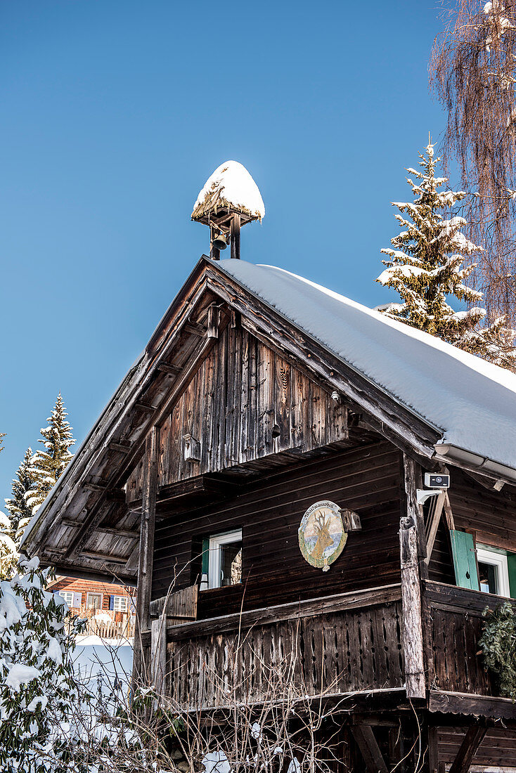 Verschneite Holzhütte in Himmelberg, Kärnten, Österreich