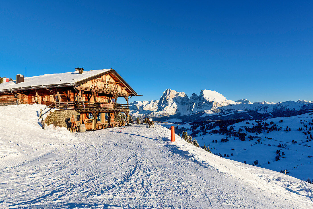 Hütte im Skigebiet Seiser Alm, Südtirol, Italien