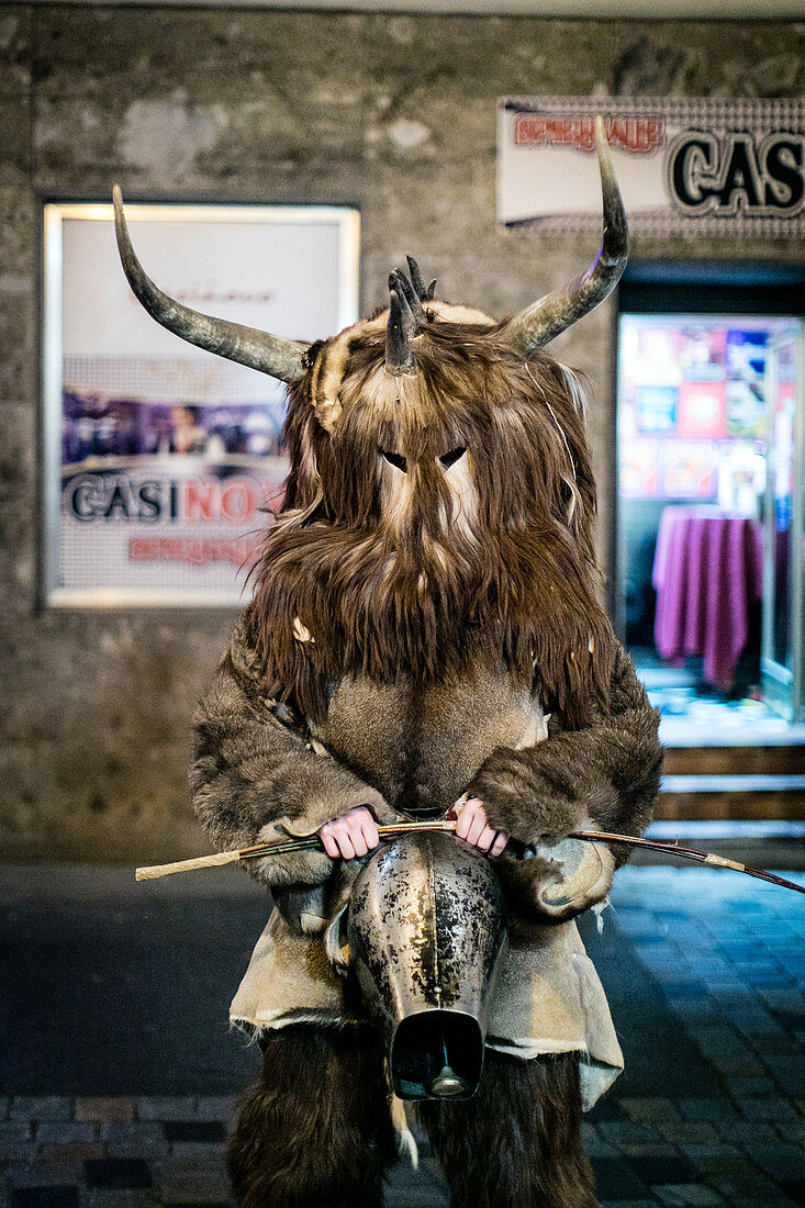 Ein Klausen lässt sich mit der Rute abfotografieren, Klausentreiben, Altstadt, Immenstadt im Allgäu, Obarallgäu, Bayern, Deutschland