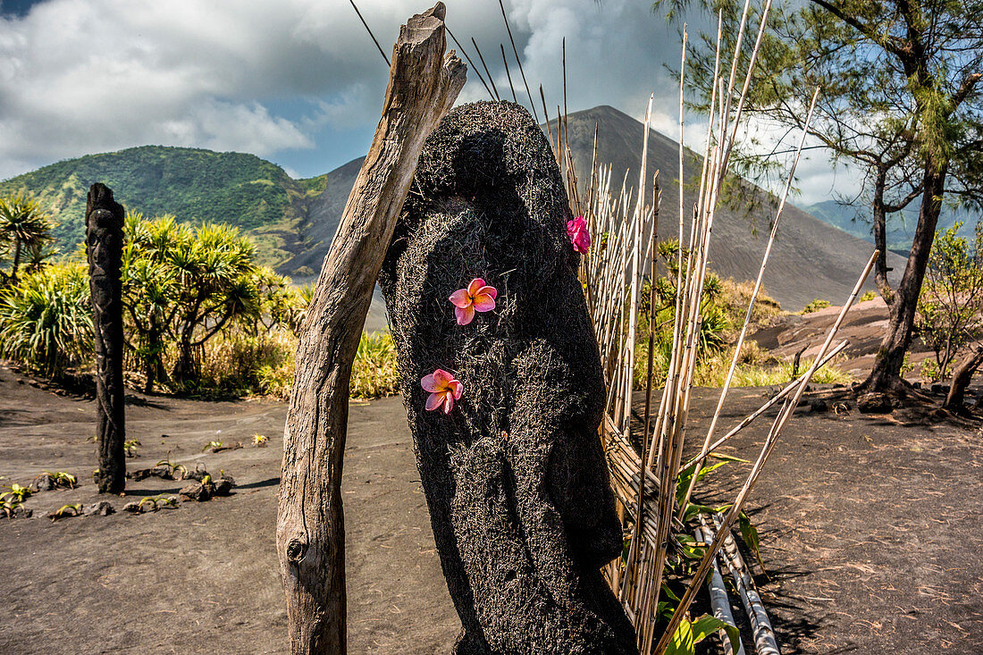 Aschefeld vor dem Vulkan Yasur auf Tanna, Vanuatu, Südsee, Ozeanien