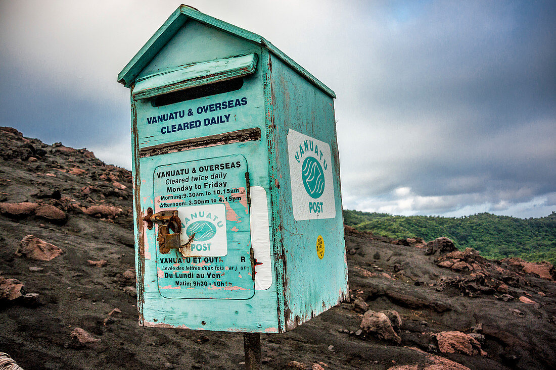 Briefkasten auf dem Vulkan Yasur auf Tanna, Vanuatu, Südsee, Ozeanien