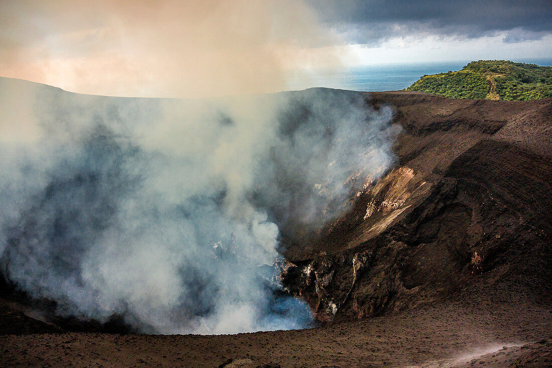 Auf dem Krater des Vulkan Yasur auf Tanna, Vanuatu, Südsee, Ozeanien