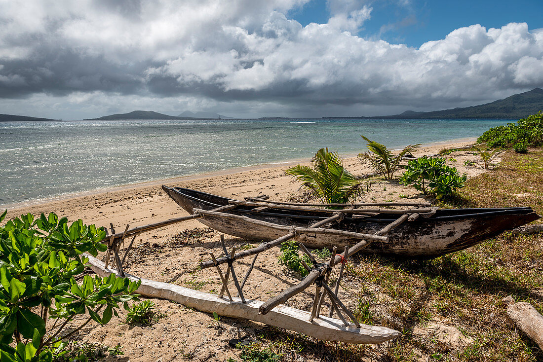 Boot mit Ausleger am Strand von Efate, Vanuatu, Südsee, Ozeanien