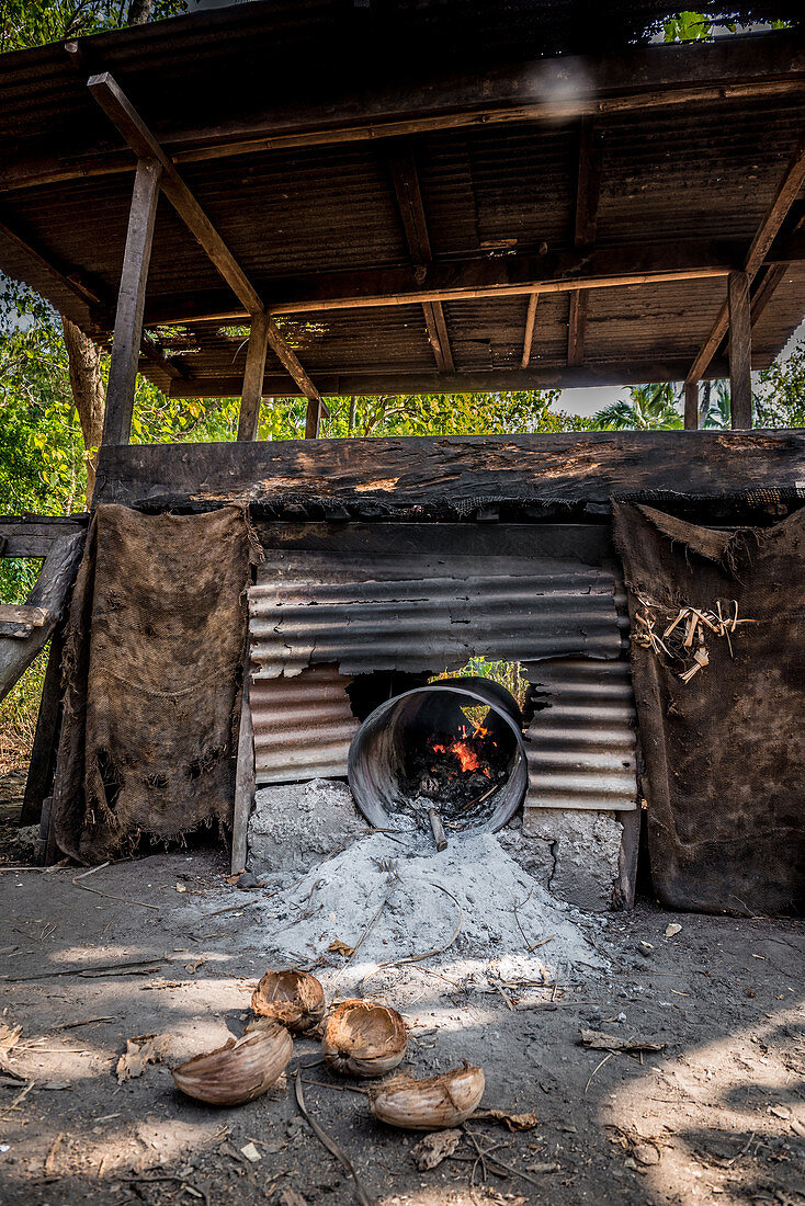 Kopra beim Trocknen im Ofen, Malekula, Vanuatu, Südsee, Ozeanien