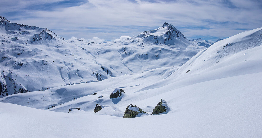 Winterlandschaft an der Bamberger Hütte mit Tristkopf und Pulverschnee Feld, Tirol, Österreich