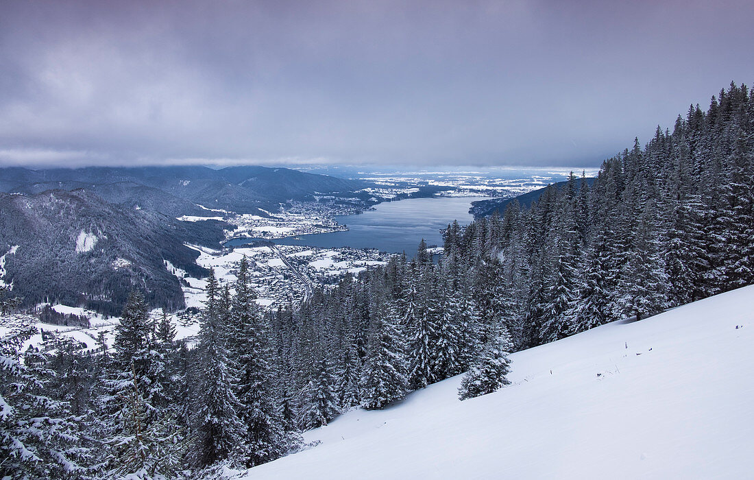 Winterlandschaft am Tegernsee vom Wallberg, Mangfallgebirge, Alpen, Bayern, Deutschland