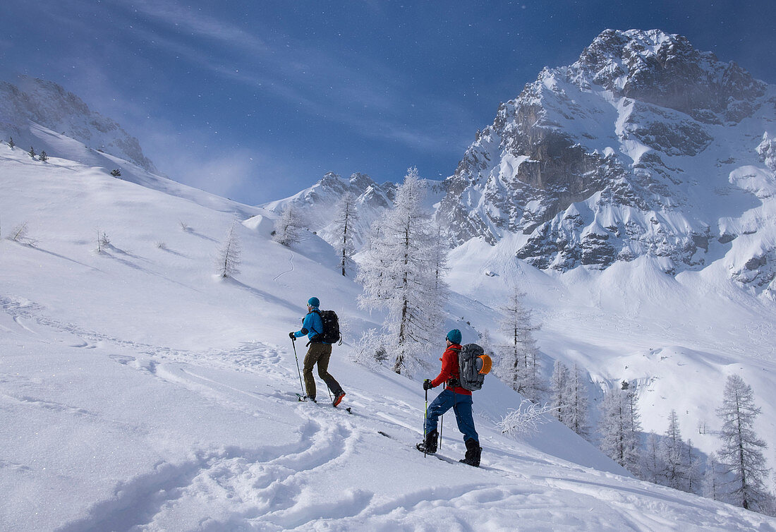 Zwei Männer auf Skitour am Tajakopf in Ehrwald, Tirol, Österreich