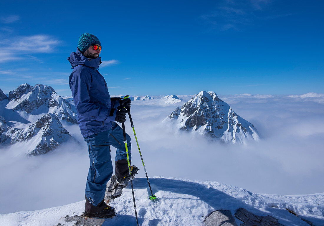 Mann auf dem Gipfel am Tajakopf in Ehrwald im Winter, Tirol, Österreich