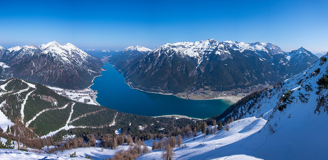 Panorama vom Achensee vom Gipfel des Bärenkopf im Frühjahr, Tirol, Österreich