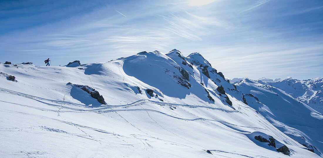 Skitourengeher auf eingeschneitem Bergkamm in Hochfügen im Zillertal, Winter in Tirol, Österreich