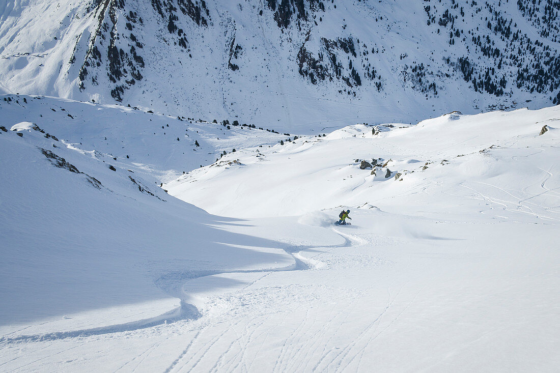 Snowboarder bei Tiefschneeabfahrt in den Zillertaler Alpen, Hochfügen, Winter in Tirol, Österreich