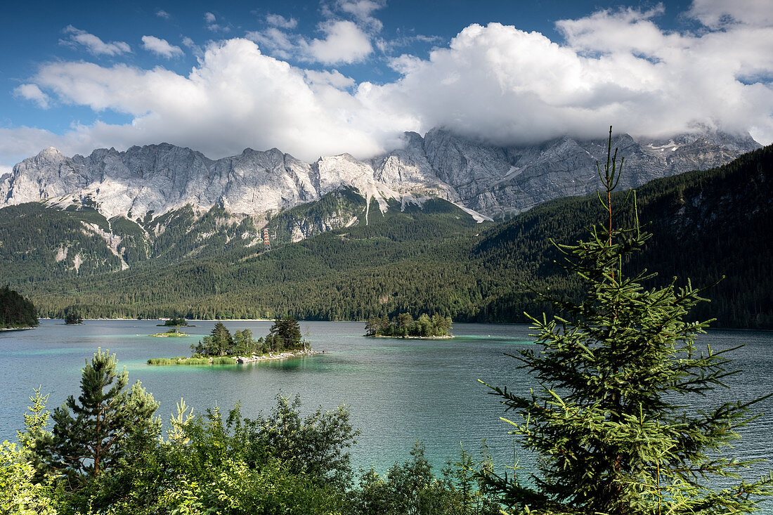 Blick auf den Eibsee und das Zugspitzmassiv, Grainau, Oberbayern, Bayern, Deutschland, Europa