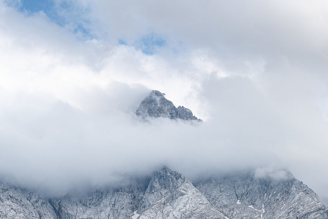 Blick auf das Bergmassiv der Zugspitze, Bayern, Deutschland, Europa