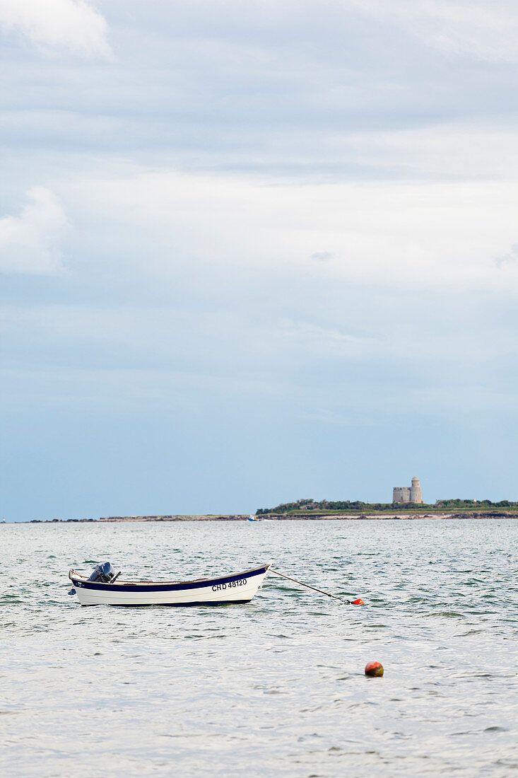 Boot bei Saint Vaast la Hougue, Cotentin Halbinsel, Normandie, Frankreich. Im Hintergrund die Insel Tatihou mit Vauban Turm