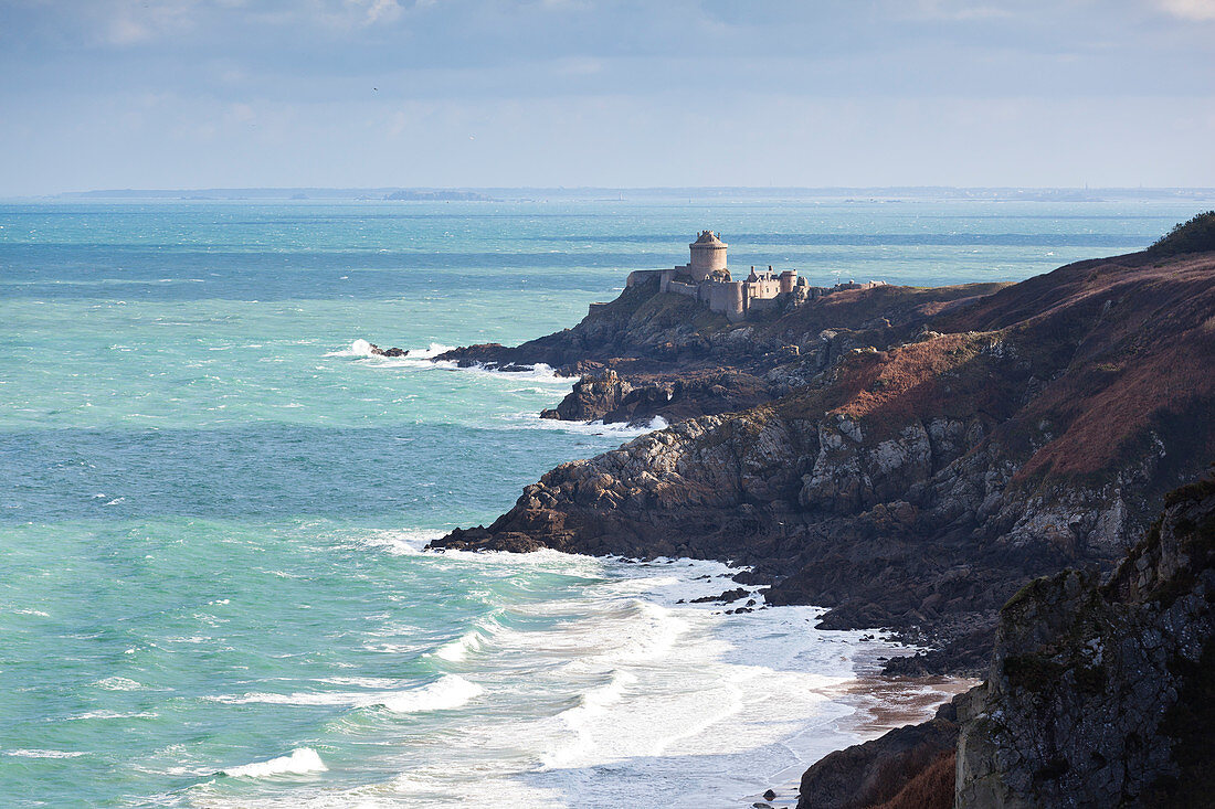 Das Fort la Latte in der Nähe des Cap Frehel bei Sturm. Côte Emeraude, Smaragd Küste, Bretagne, Frankreich