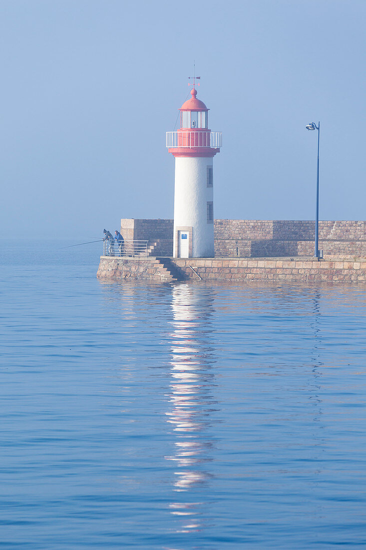 Angler morgens am Leuchtturm von Eruqy, Hafeneinfahrt, bei hoher Flut, Côte d Armor, Bretagne, Frankreich