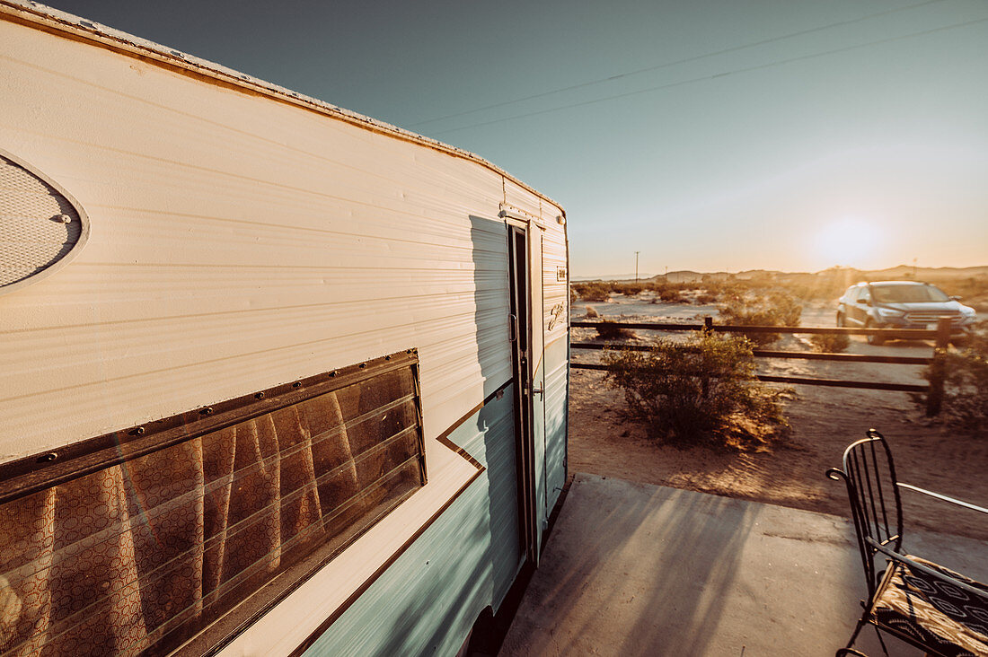 Airbnb Grundstück mit Caravan und Außenbereich im Joshua Tree National Park, Joshua Tree, Los Angeles, Kalifornien, USA, Nordamerika