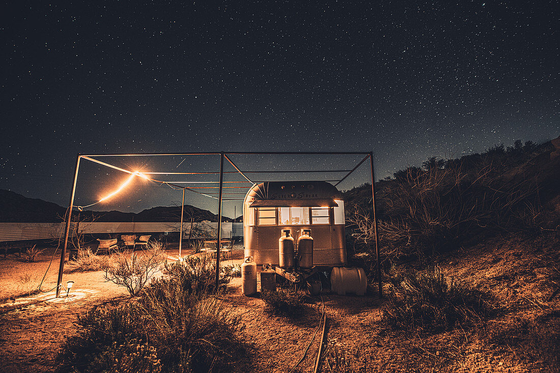 Wohnwagen unter Sternenhimmel im Joshua Tree National Park, Joshua Tree, Los Angeles, Kalifornien, USA, Nordamerika