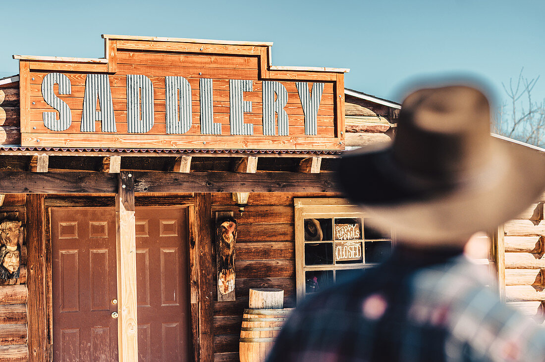 Cowboy auf Straße von Pioneertown, Joshua Tree National Park, Kalifornien, USA, Nordamerika