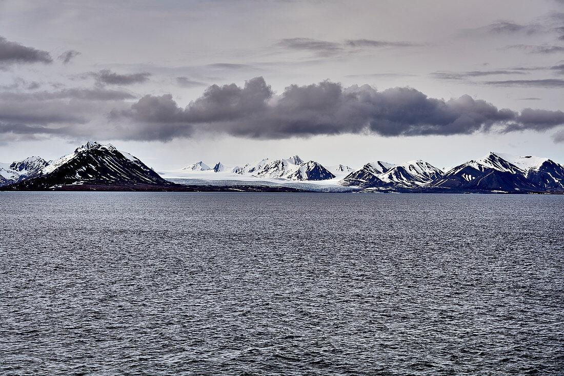 Blick vom Isfjord auf Spitzbergen, Nordmeer, Norwegen