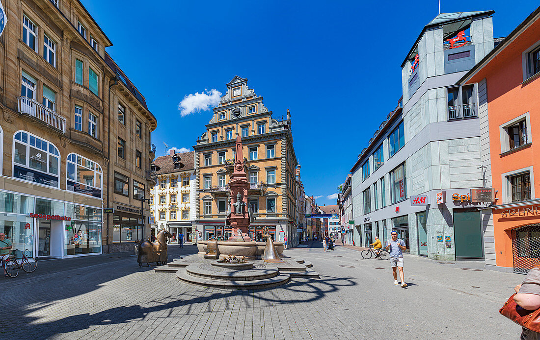 Marktstätte mit Bronzepferd beim Brunnen in Konstanz, Baden-Württemberg, Deutschland