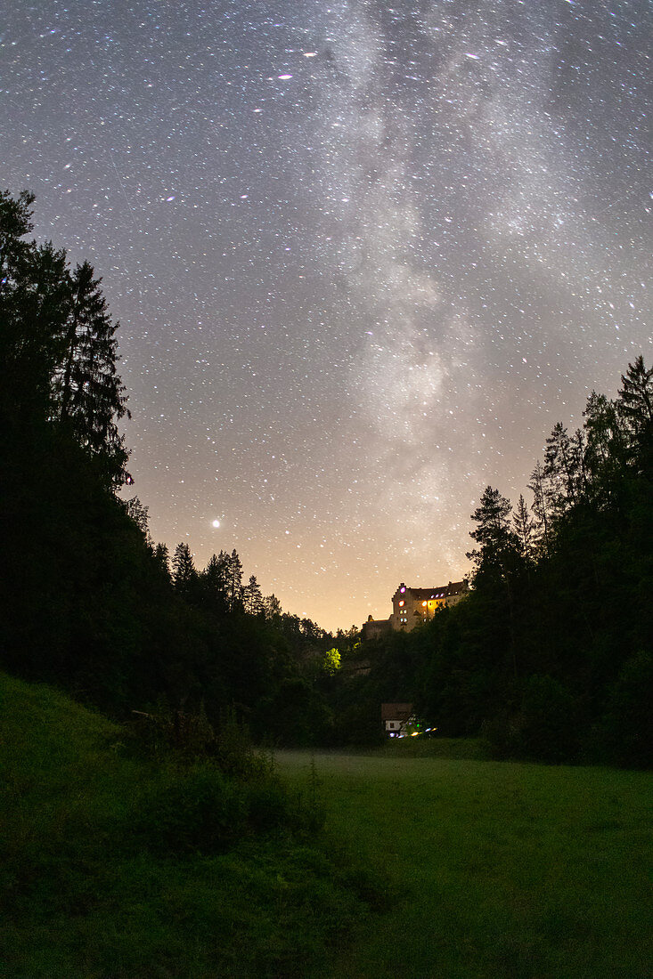 Milchstraße über der Burg Rabenstein im Ailsbachtal, Fränkische Schweiz,  Ahorntal, Bayreuth, Oberfranken, Franken, Bayern, Deutschland, Europa