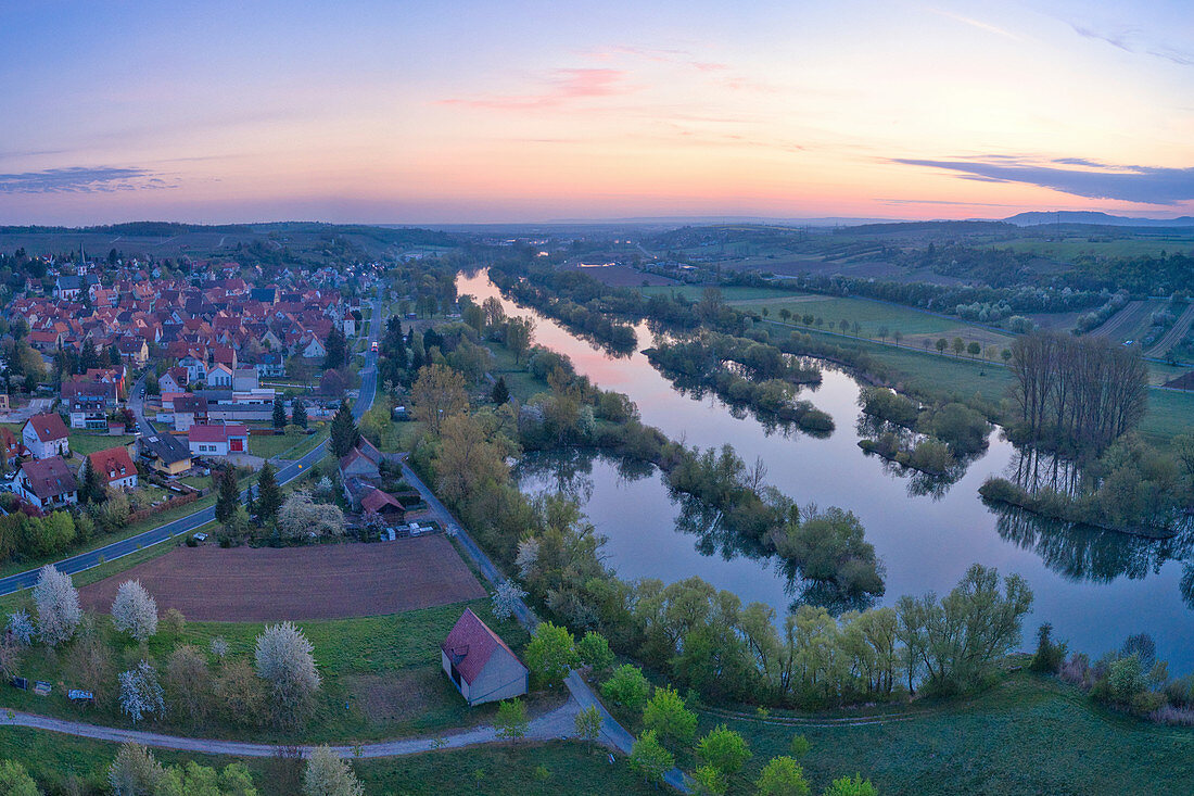 Blick auf Sulzfeld am Main zur Blauen Stunde, Kitzingen, Unterfranken, Franken, Bayern, Deutschland, Europa