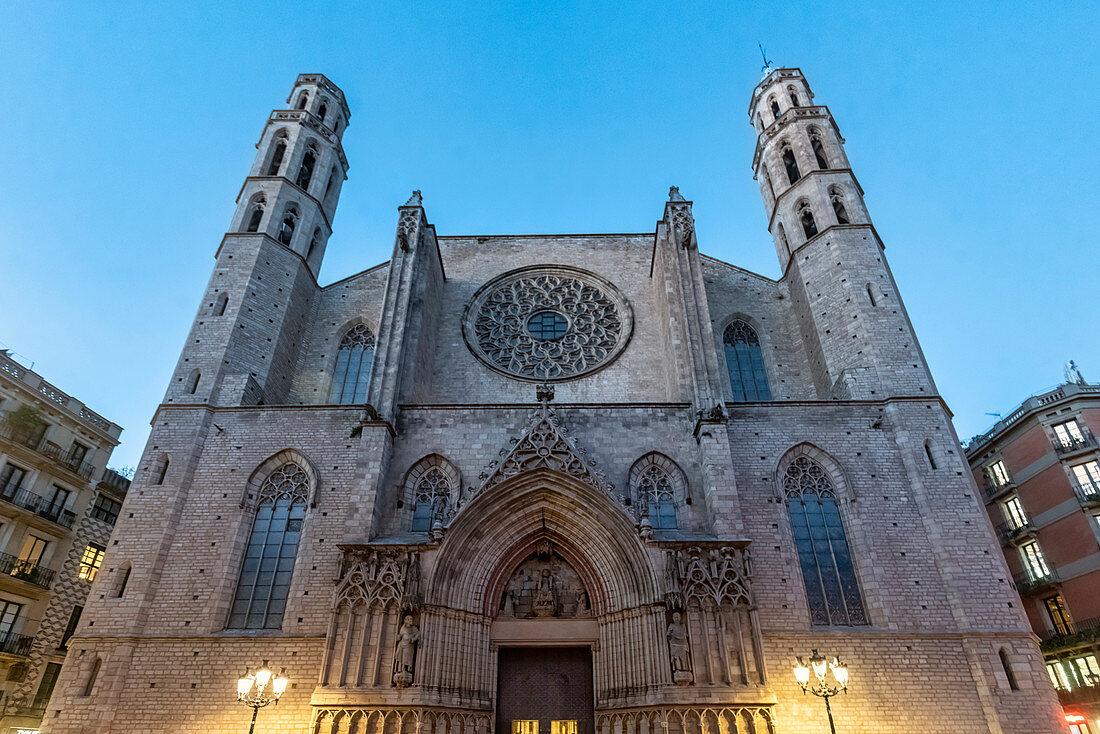 Fassade der Kirche Santa Maria del Mar im gotischen Quartier in Barcelona, Spanien