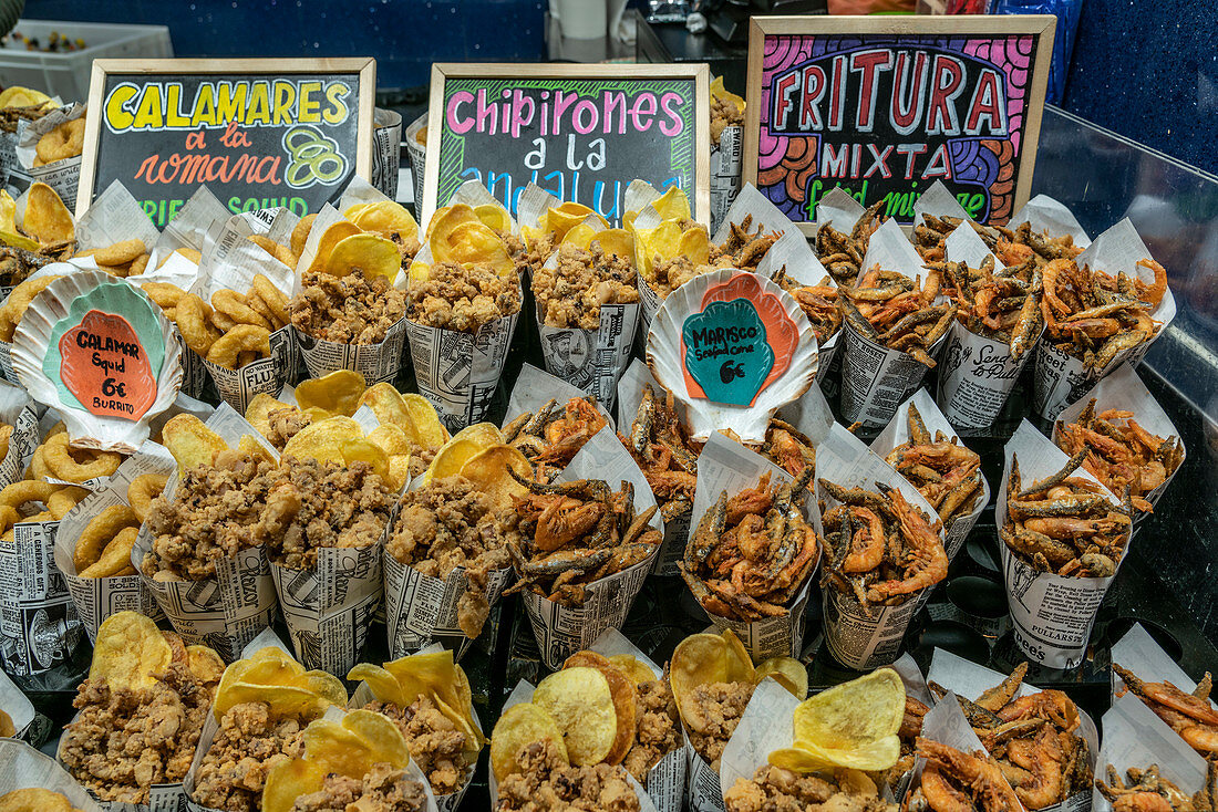 Fisch-Snacks auf dem Markt von Boqueria, Mercat de Sant Josep de la Boqueria, Barcelona, Katalonien, Spanien