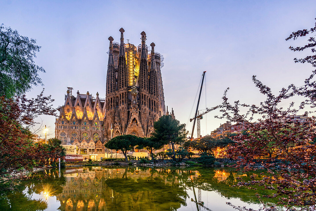 Sagrada Familia von Antoni Gaudi, beleuchtet in der Nacht, Barcelona, Spanien