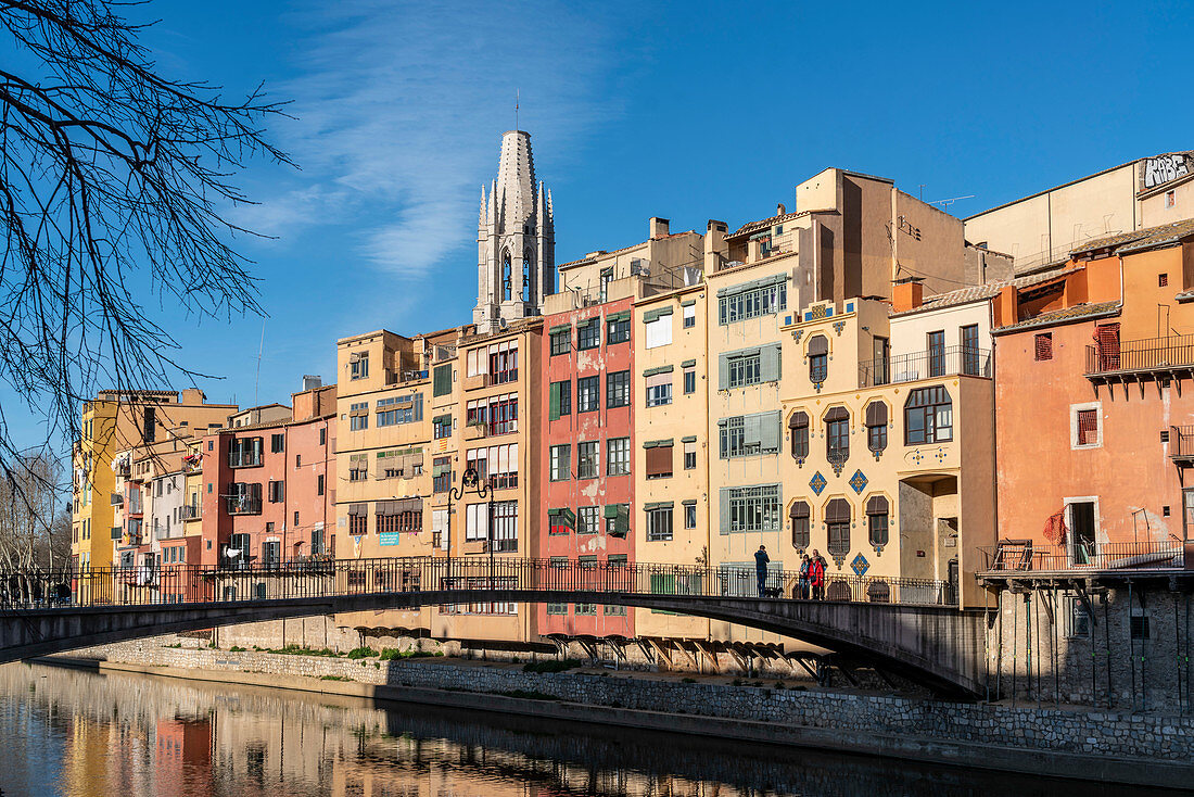 bunte Häuser am Fluss Onyar in Girona, Katalonien, Spanien