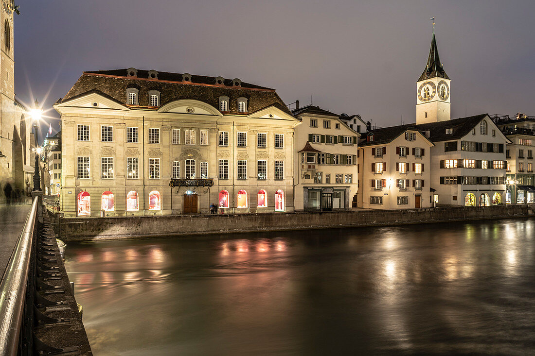 View from Munsterbrücke to Limmat, guild houses on the Währe, St. Peterskirche, Zurich, Switzerland