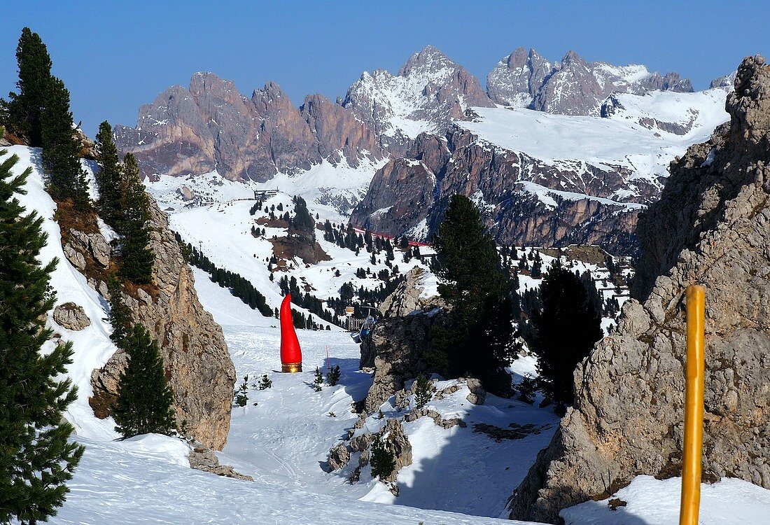 Skifahren über Wolkenstein mit Geislergruppe im Hintergrund, Grödnertal, Dolomiten, Südtirol, Italien