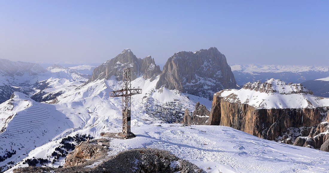 View from Sass Pordoi west to Langkofel, scenery, rocks, mountains, summit cross, snow, Dolomites, Trentino in winter, Italy