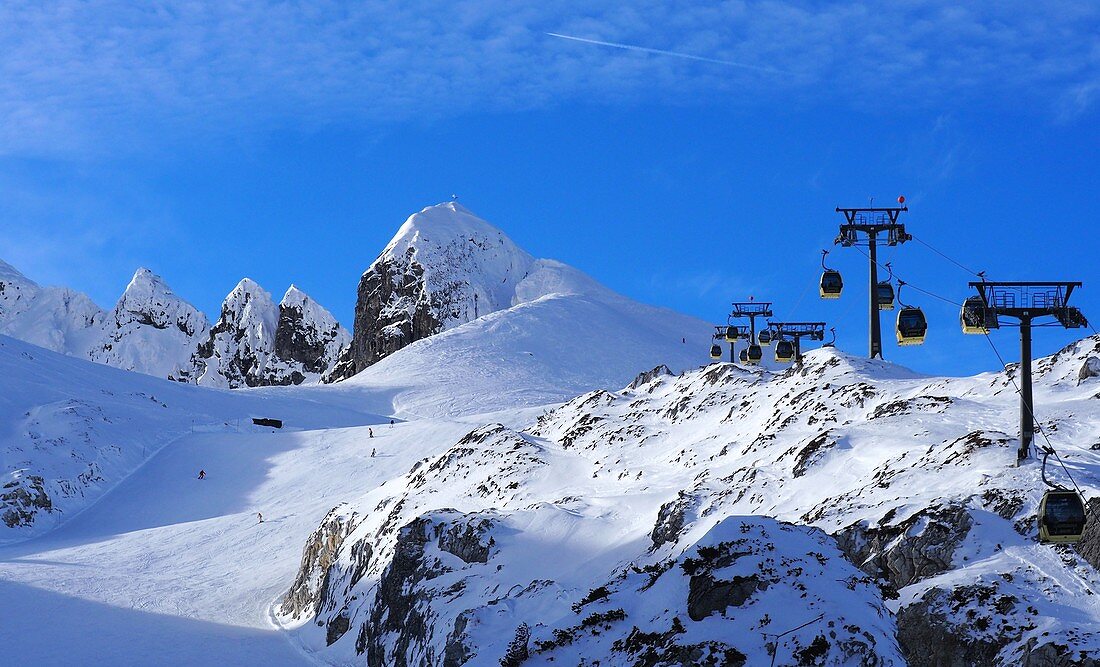 im Skigebiet Obertauern am Zehnerkar, Schnee, Himmel, Skilift, Skipiste, Wolken, Alpen, Winter in Salzburg, Österreich