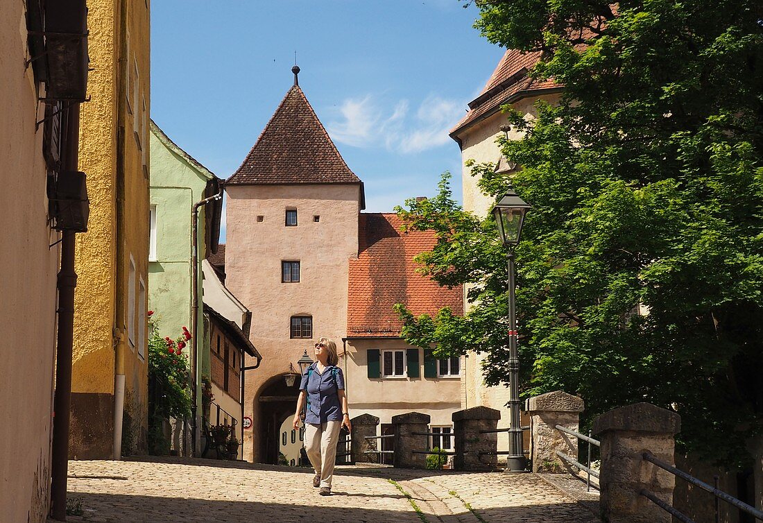 in Pappenheim, Altmühltal, Middle Ages, houses, woman, (MR present, Andrea Seifert), gate tower, tourist, North Upper Bavaria, Bavaria, Germany