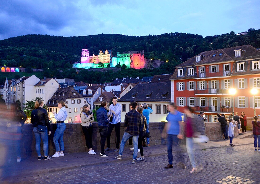 Auf der alten Brücke, Burg, Touristen, Menschengruppe, Studenten, Sonnenuntergang, Heidelberg am Neckar, Baden-Württemberg, Deutschland
