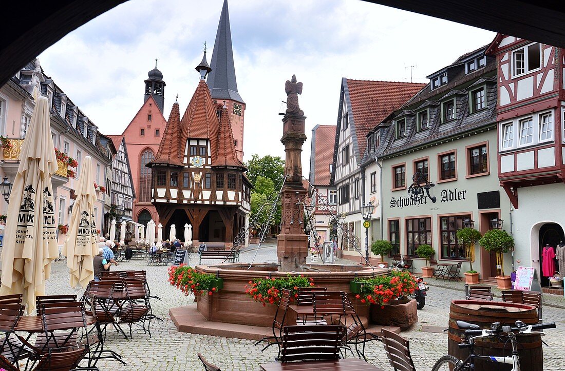 Am Rathaus, Michelstadt im Odenwald, Mittelalter, Brunnen, Fachwerk, Hessen, Deutschland