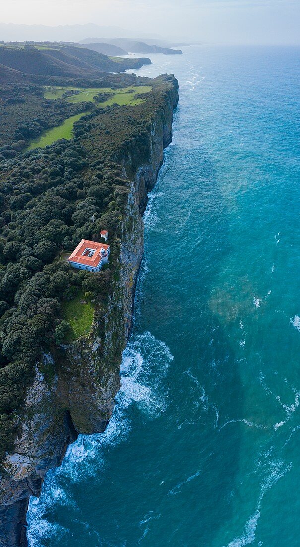 San Emeterio Leuchtturm, Landschaft in der Umgebung der El-Pindal-Höhle, Leuchtturm und Kloster von San Emeterio, Kantabrisches Meer, Asturien, Spanien, Europa