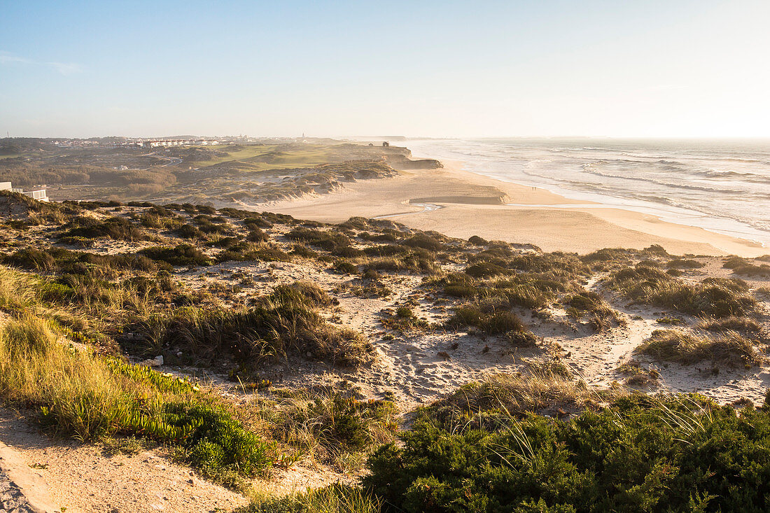 Sicht über Dünen und Strand Praia d'El Rey im Abendlicht, Amoreira, Portugal