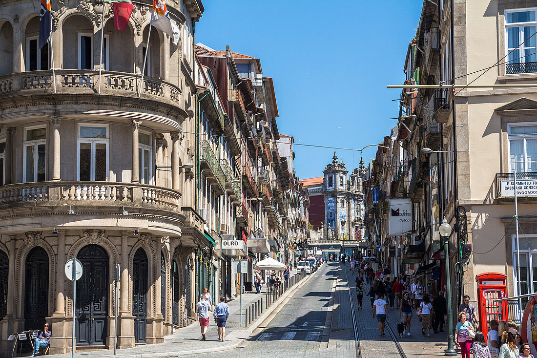 Belebte Straße "R. de 31 de Janeiro" im Zentrum von Porto, Portugal