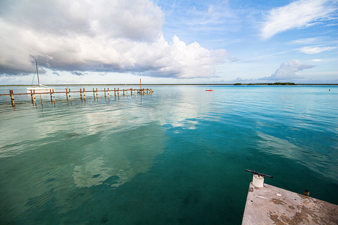 Türkises Wasser mit Blick auf Steg an der Lagune von Bacalar, Quintana Roo, Yucatan Halbinsel, Mexiko