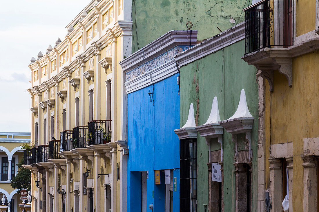 Alte bunte Fassaden im Kolonialstil in Mérida, Yucatan, Mexiko