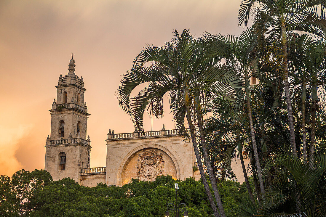 Sicht von Park auf Kathedrale von Mérida bei Sonnenuntergang, Yucatan, Mexiko