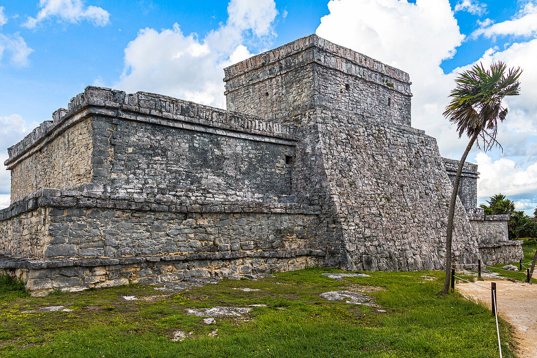 "El Castillo" - Alte Maya Stätte auf dem Gelände der Ruinen von Tulum, Quintana Roo, Yucatan Halbinsel, Mexiko